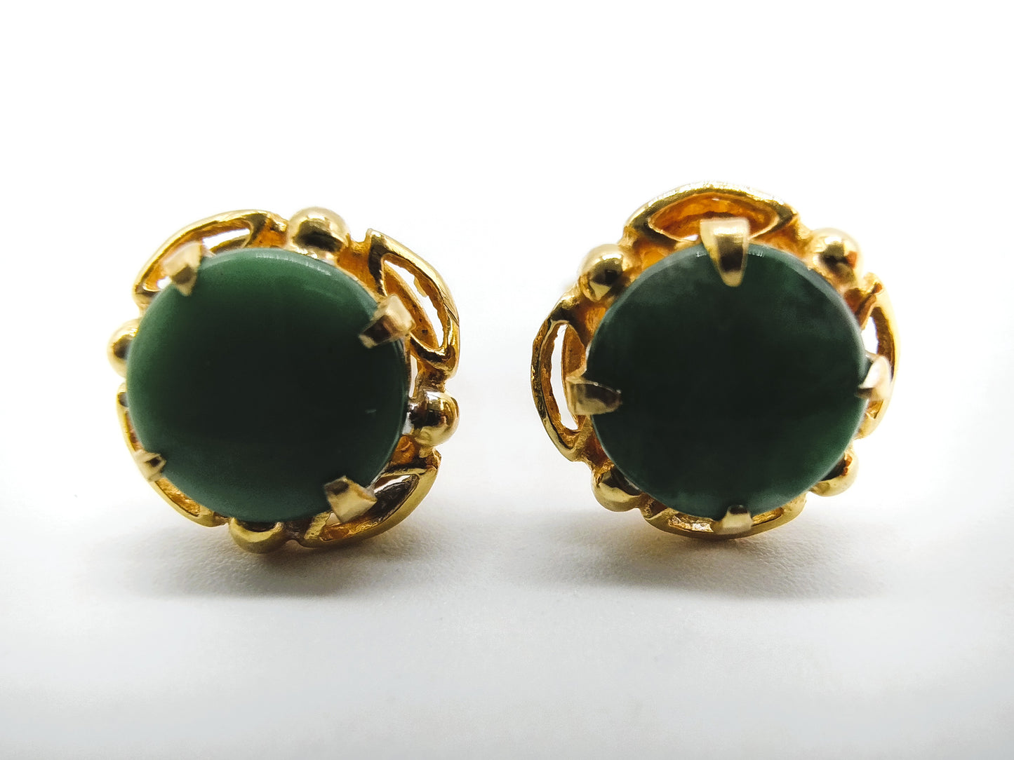 Goldene Ohrringe mit Jade