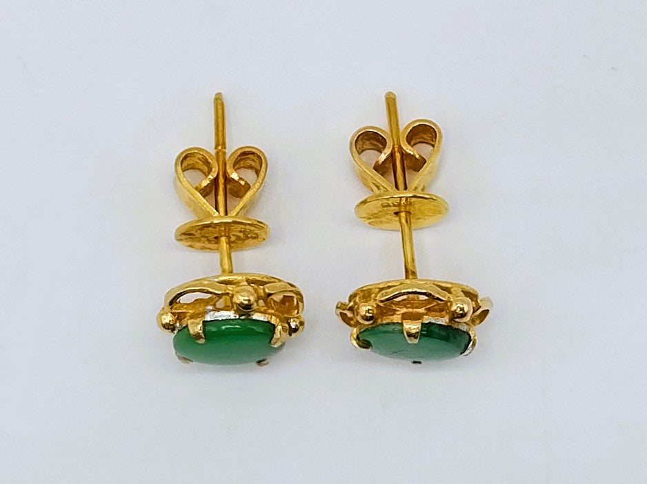 Goldene Ohrringe mit Jade