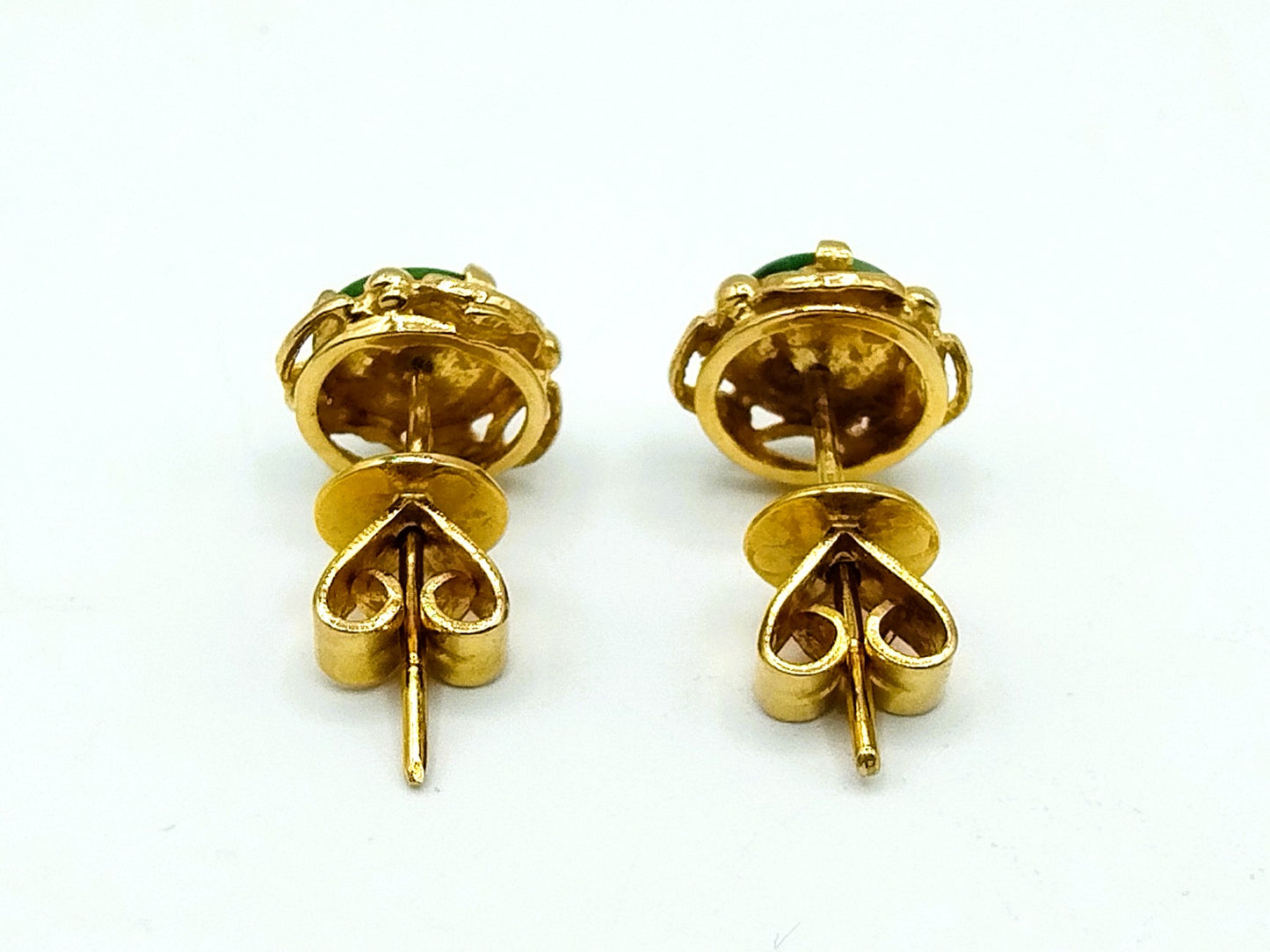 Goldene Ohrringe mit Jade