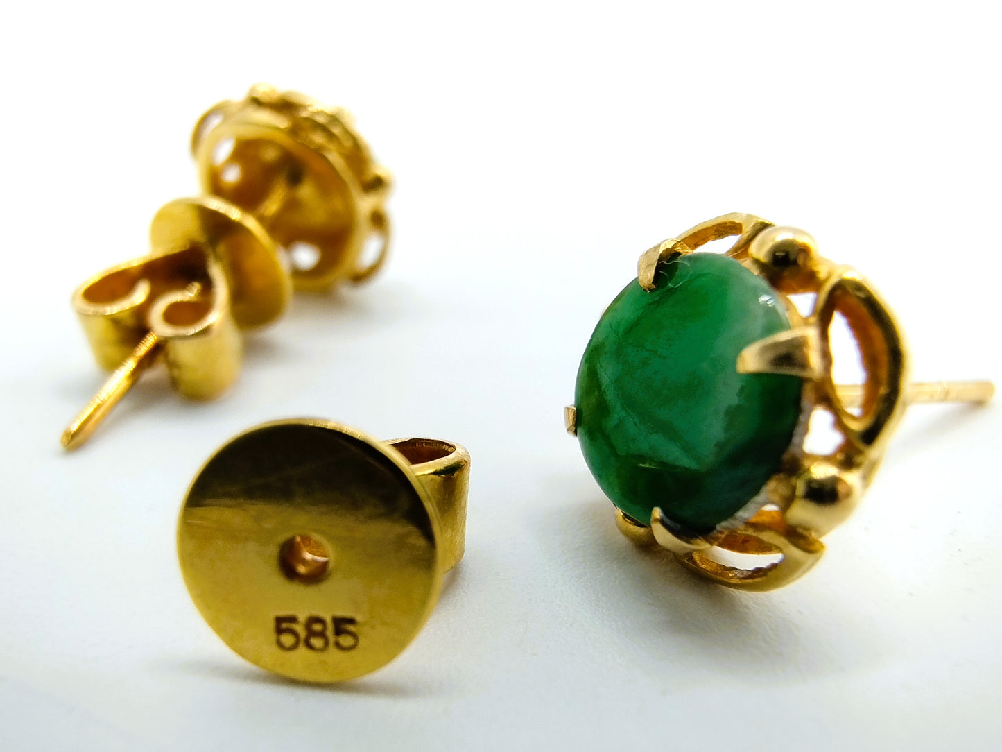 Goldene Ohrringe mit Jade