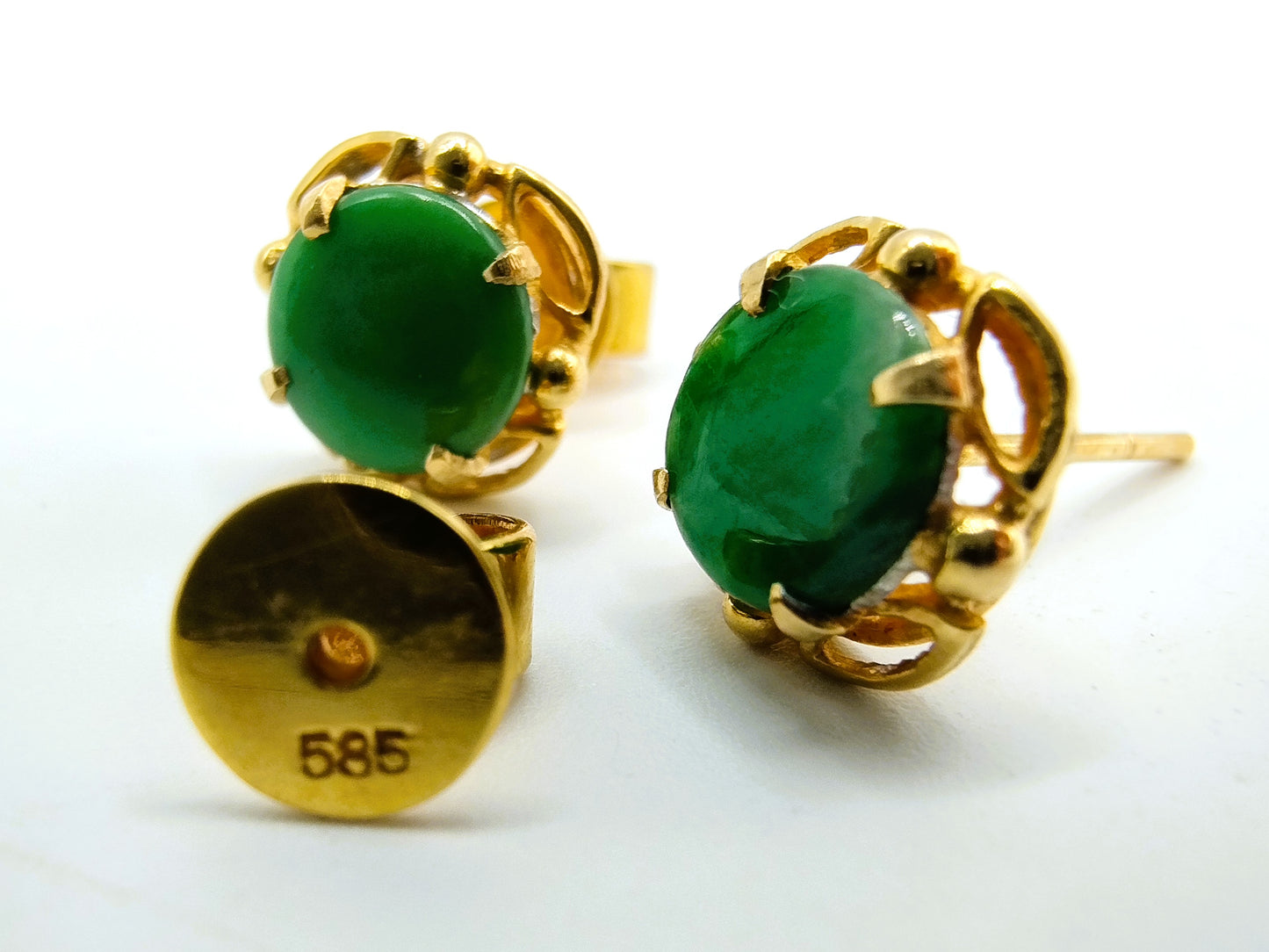 Goldene Ohrringe mit Jade