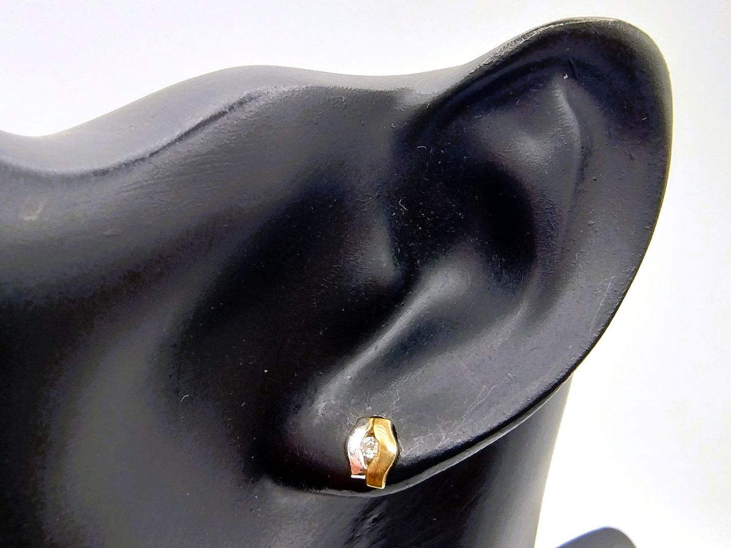 Geel- met witgoud oorbellen met diamant (0.03 ct per oorbel)