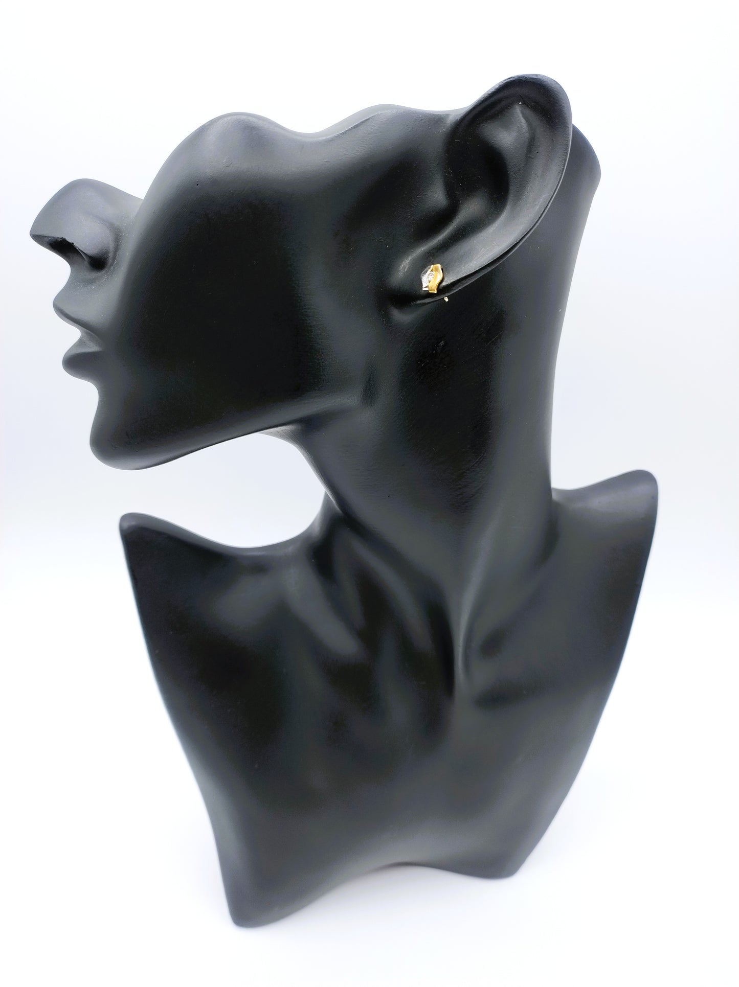 Geel- met witgoud oorbellen met diamant (0.03 ct per oorbel)