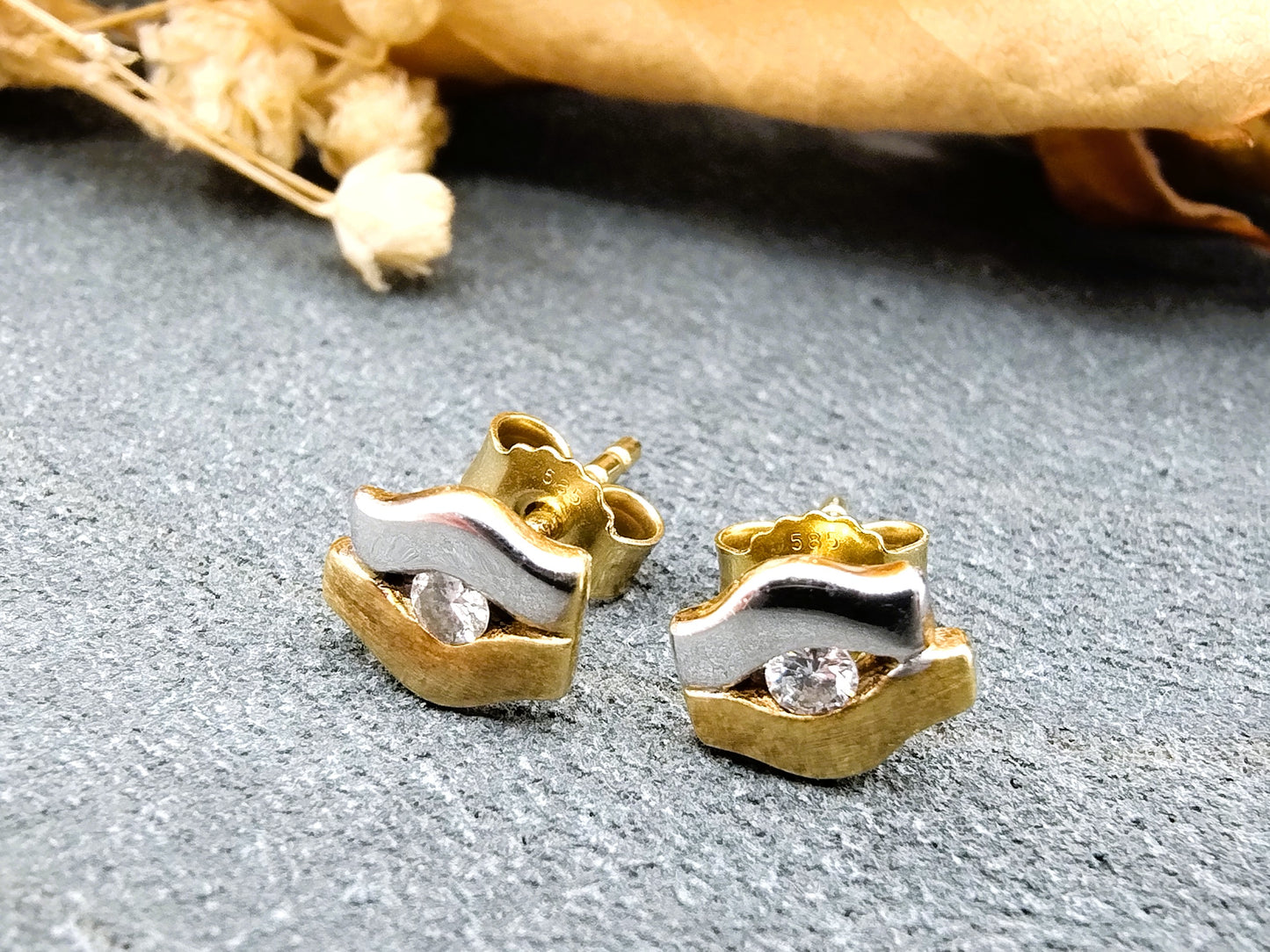Geel- met witgoud oorbellen met diamant (0.03 ct per oorbel)