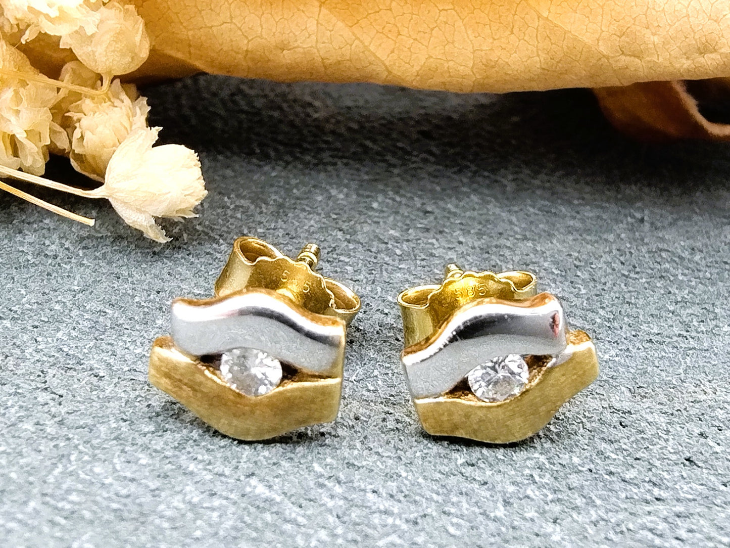 Geel- met witgoud oorbellen met diamant (0.03 ct per oorbel)