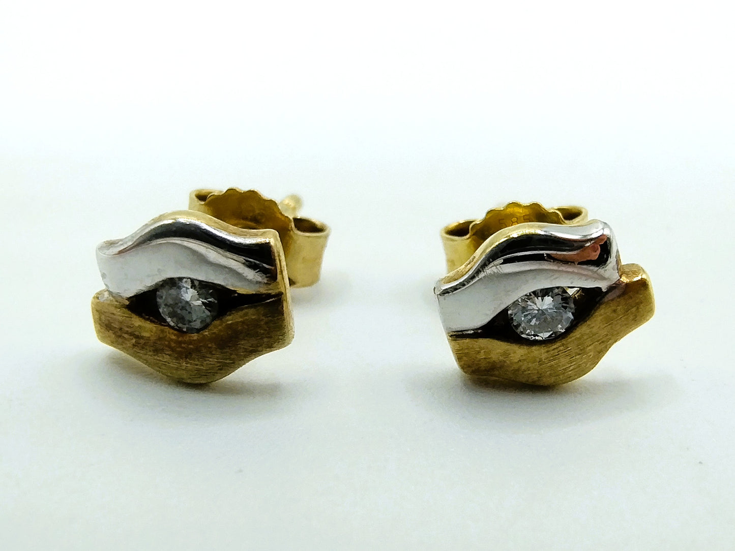 Geel- met witgoud oorbellen met diamant (0.03 ct per oorbel)