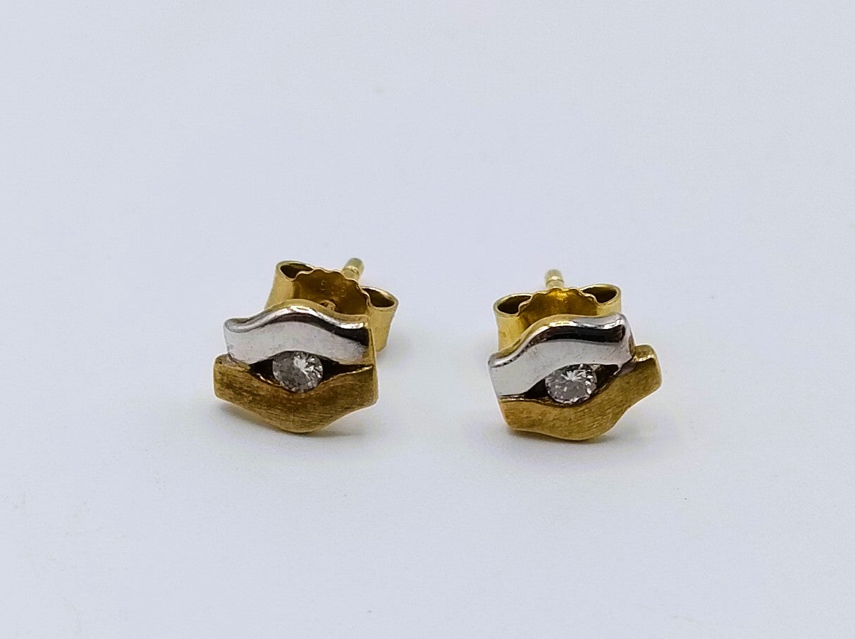 Geel- met witgoud oorbellen met diamant (0.03 ct per oorbel)