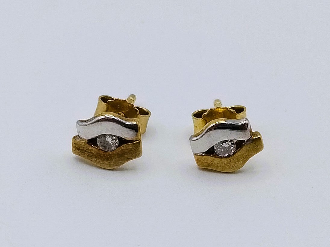Geel- met witgoud oorbellen met diamant (0.03 ct per oorbel)