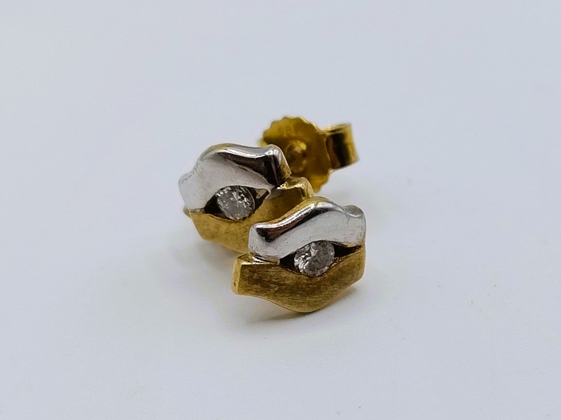 Geel- met witgoud oorbellen met diamant (0.03 ct per oorbel)