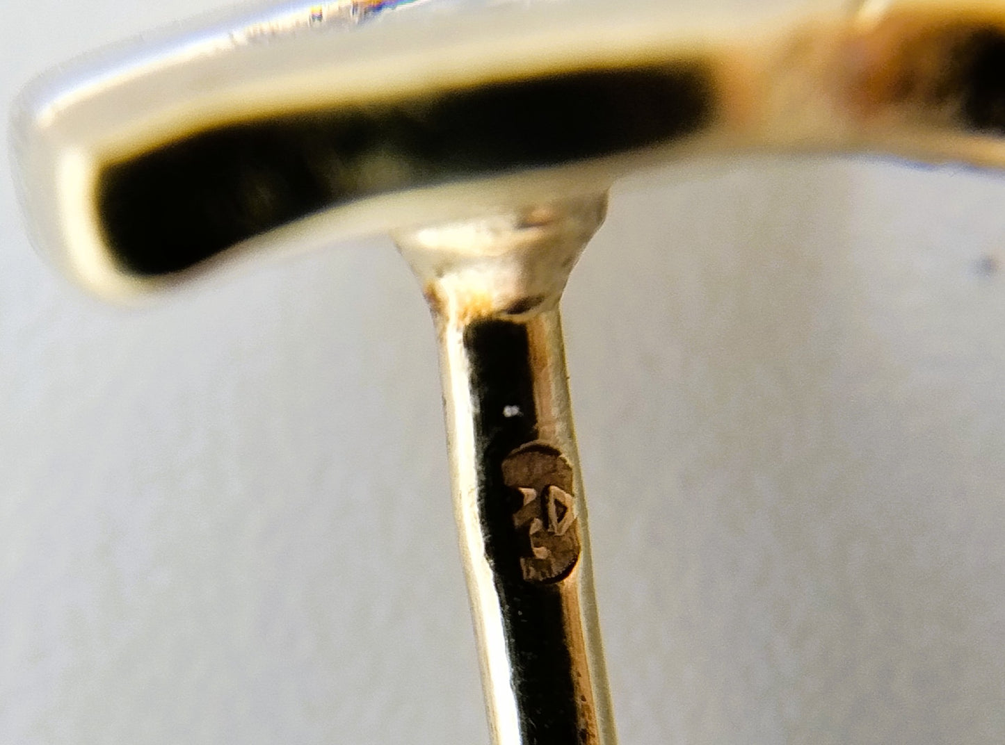 Geel- met witgoud oorbellen met diamant (0.03 ct per oorbel)