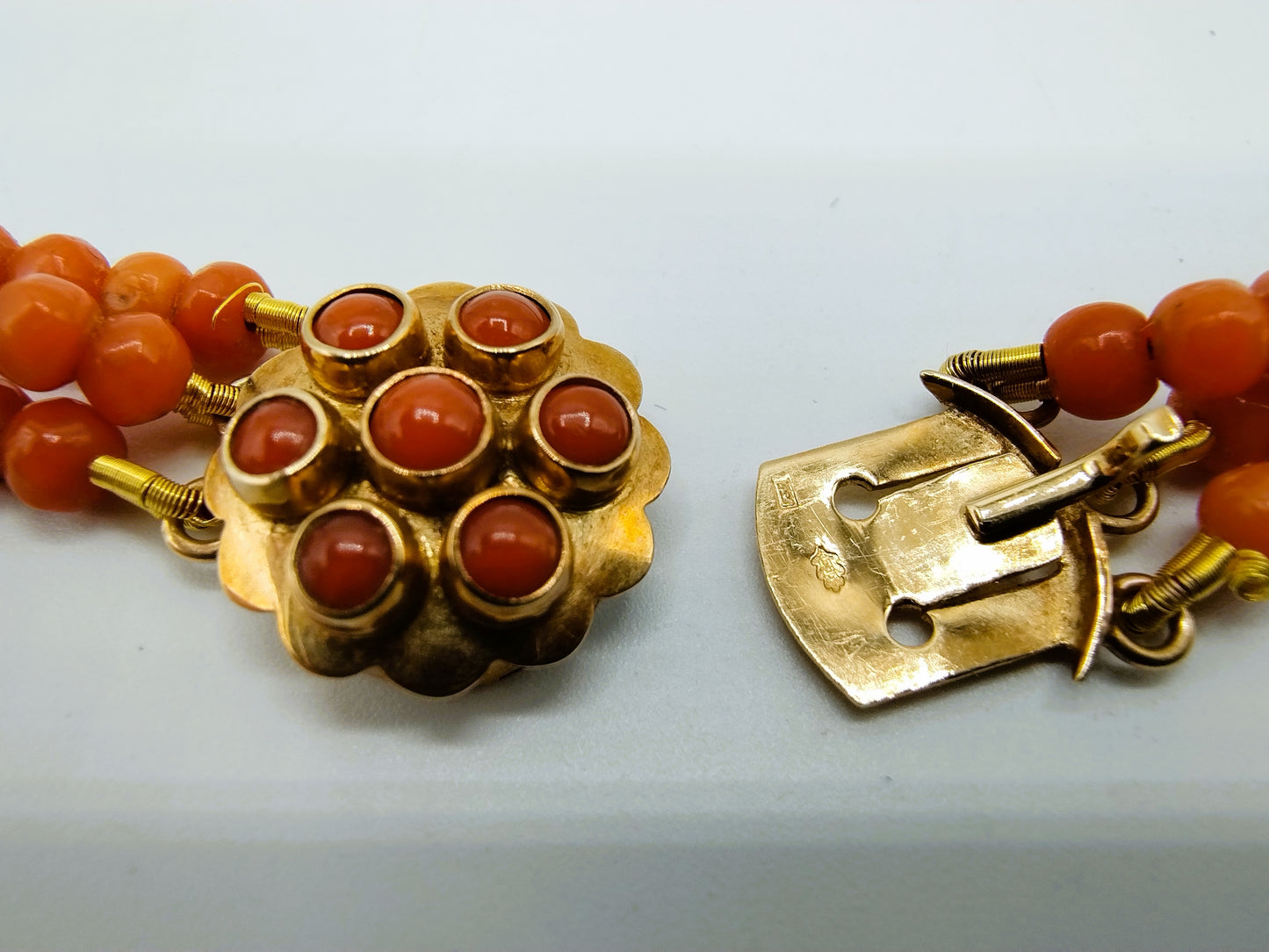 Red coral necklace with gold clasp, Amsterdam, 36 - 41 cm