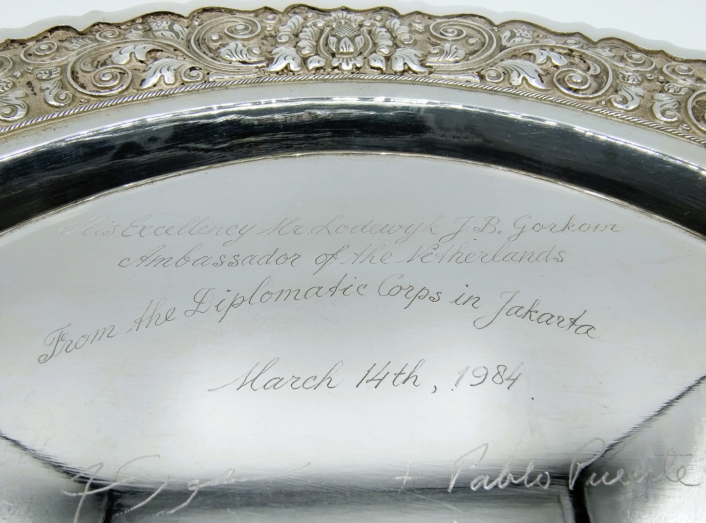 Zilveren fruitschaal en bord, ambassadeur J.B. Gorkom, Indonesië, 1,1 kg