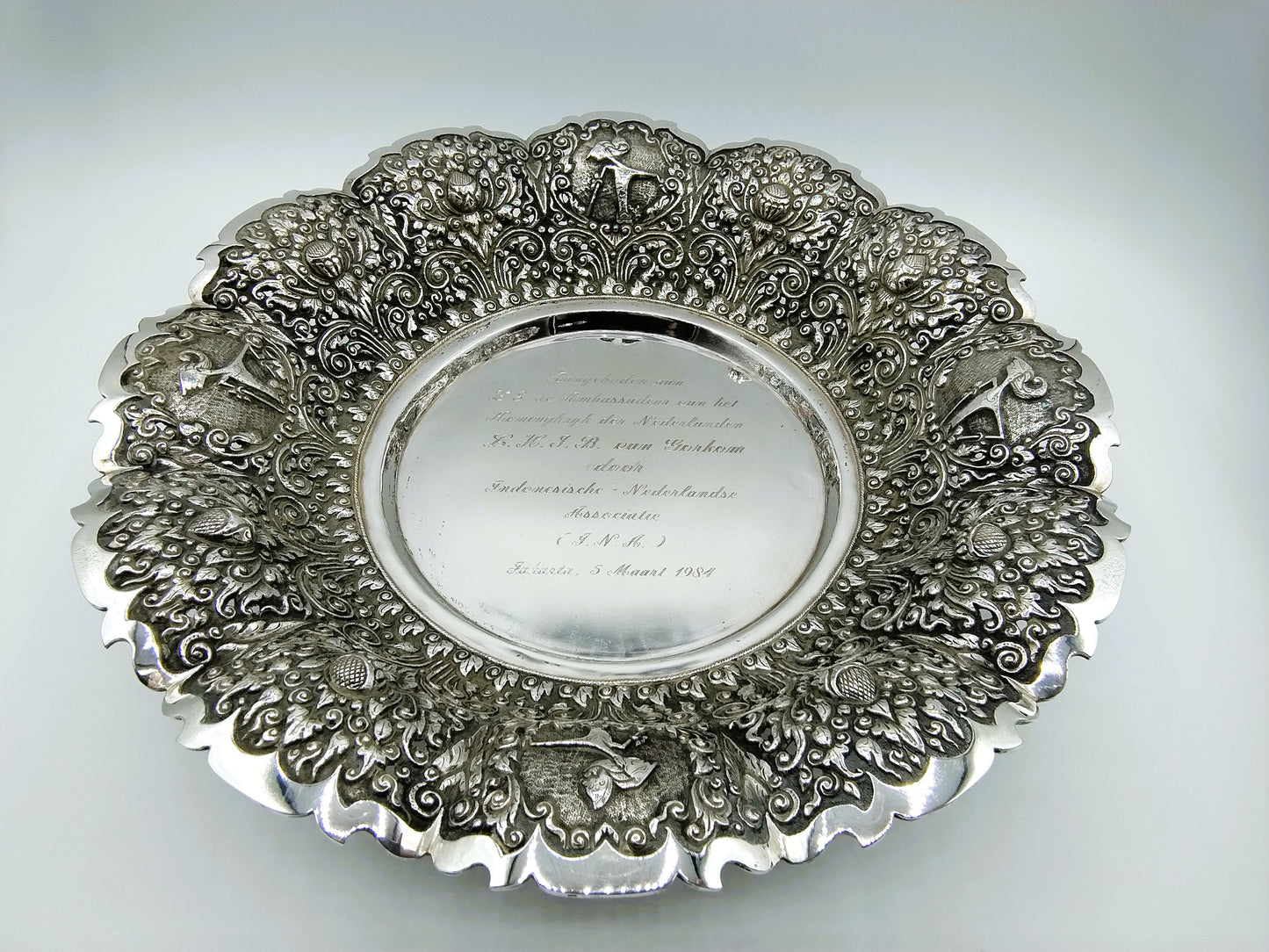 Zilveren fruitschaal en bord, ambassadeur J.B. Gorkom, Indonesië, 1,1 kg