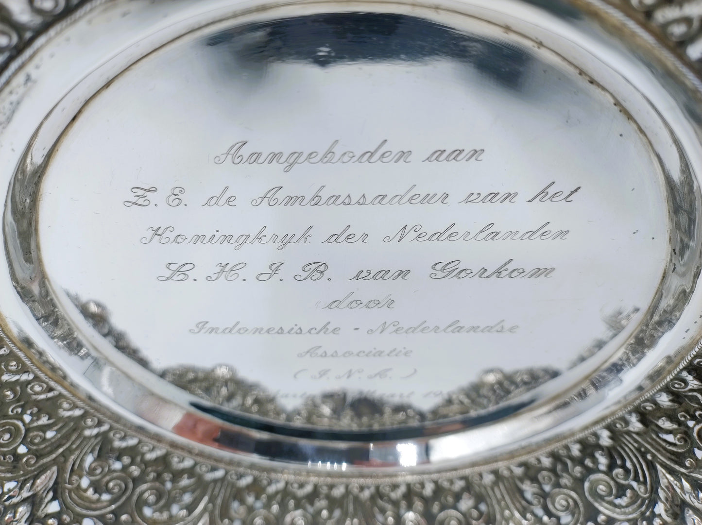 Zilveren fruitschaal en bord, ambassadeur J.B. Gorkom, Indonesië, 1,1 kg