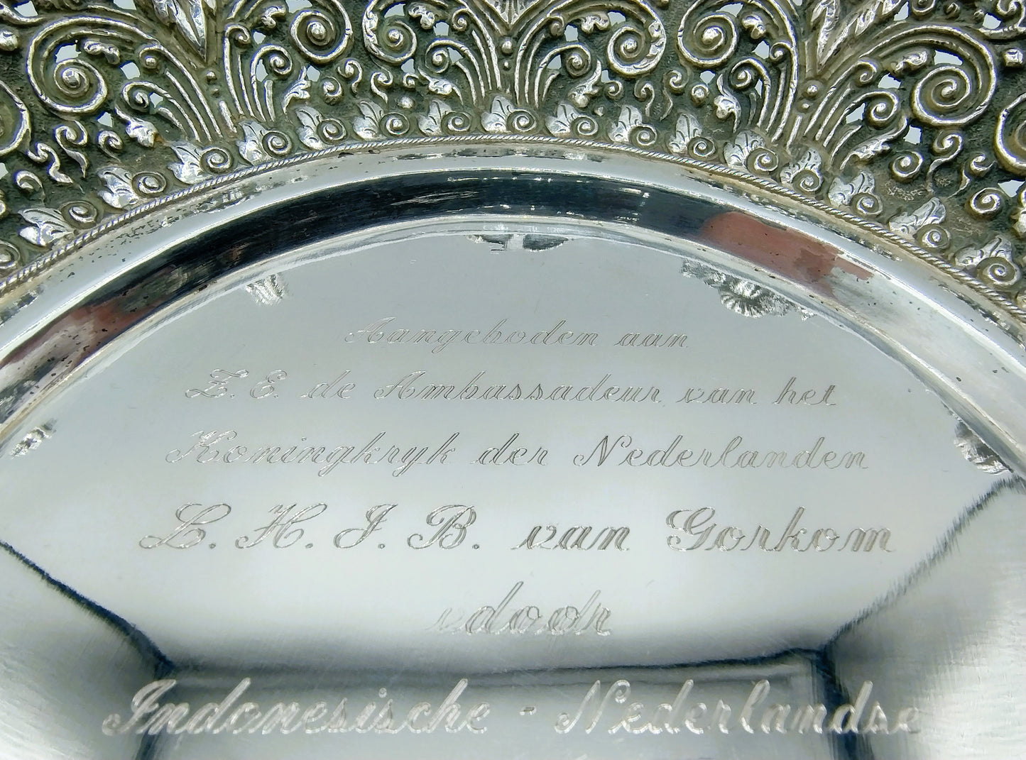Zilveren fruitschaal en bord, ambassadeur J.B. Gorkom, Indonesië, 1,1 kg