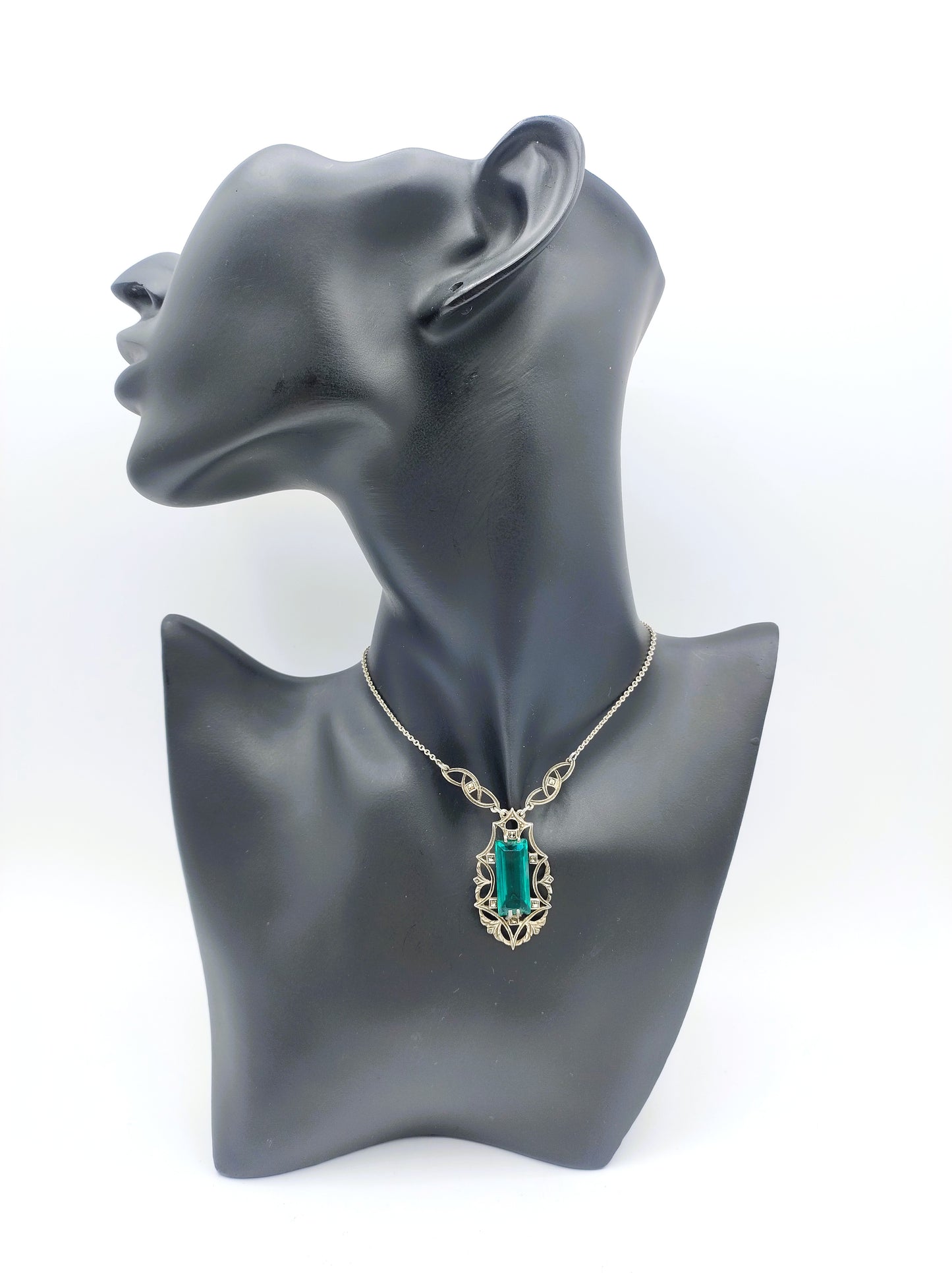 Silver necklace with green stone in art deco pendant, 44.5 cm.