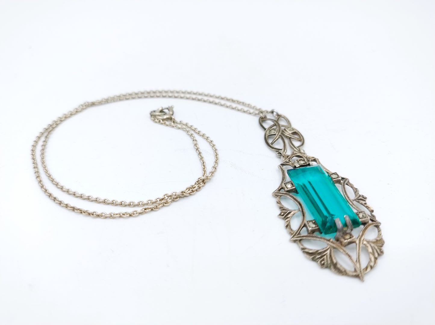 Silver necklace with green stone in art deco pendant, 44.5 cm.