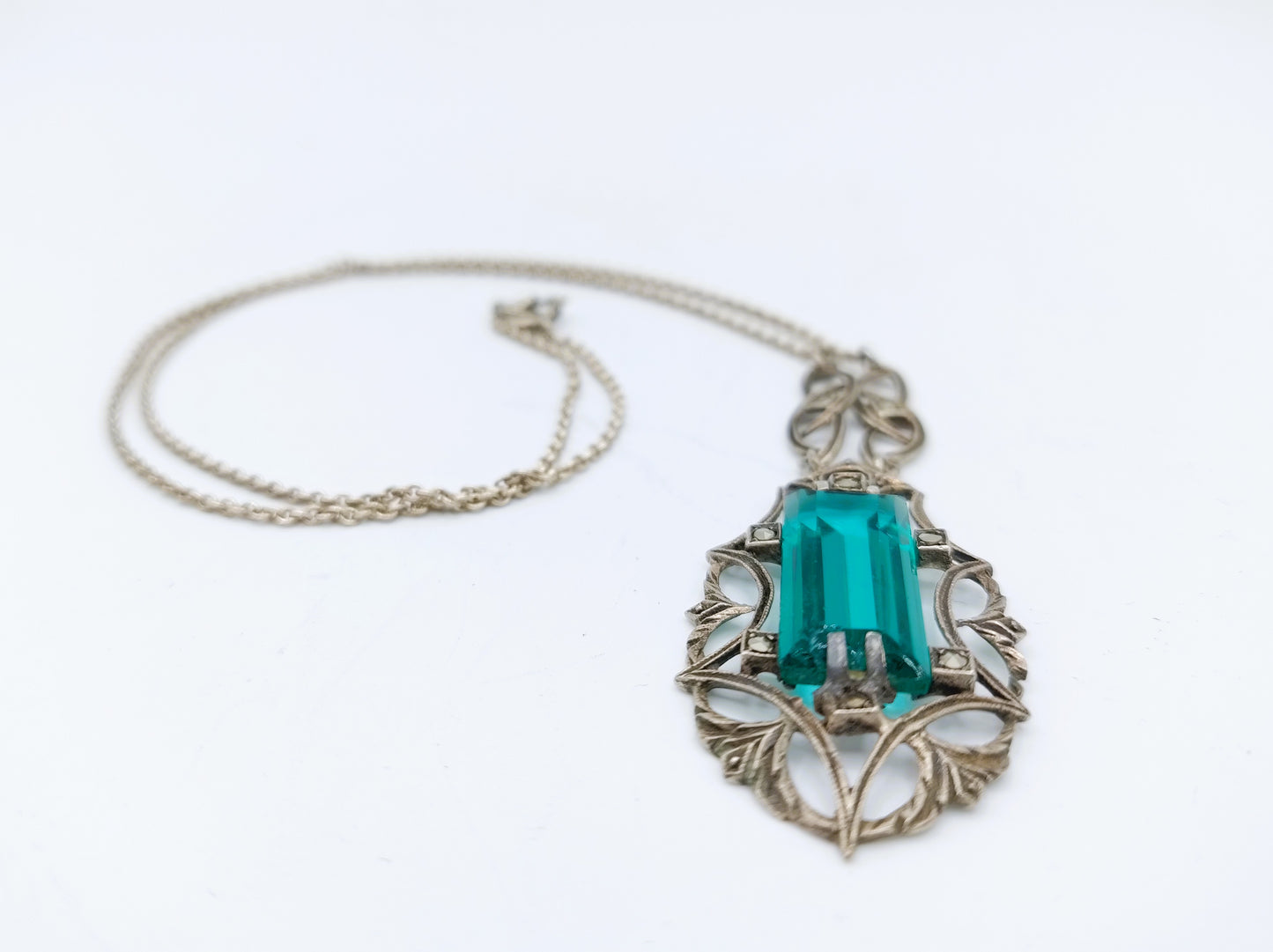 Silver necklace with green stone in art deco pendant, 44.5 cm.