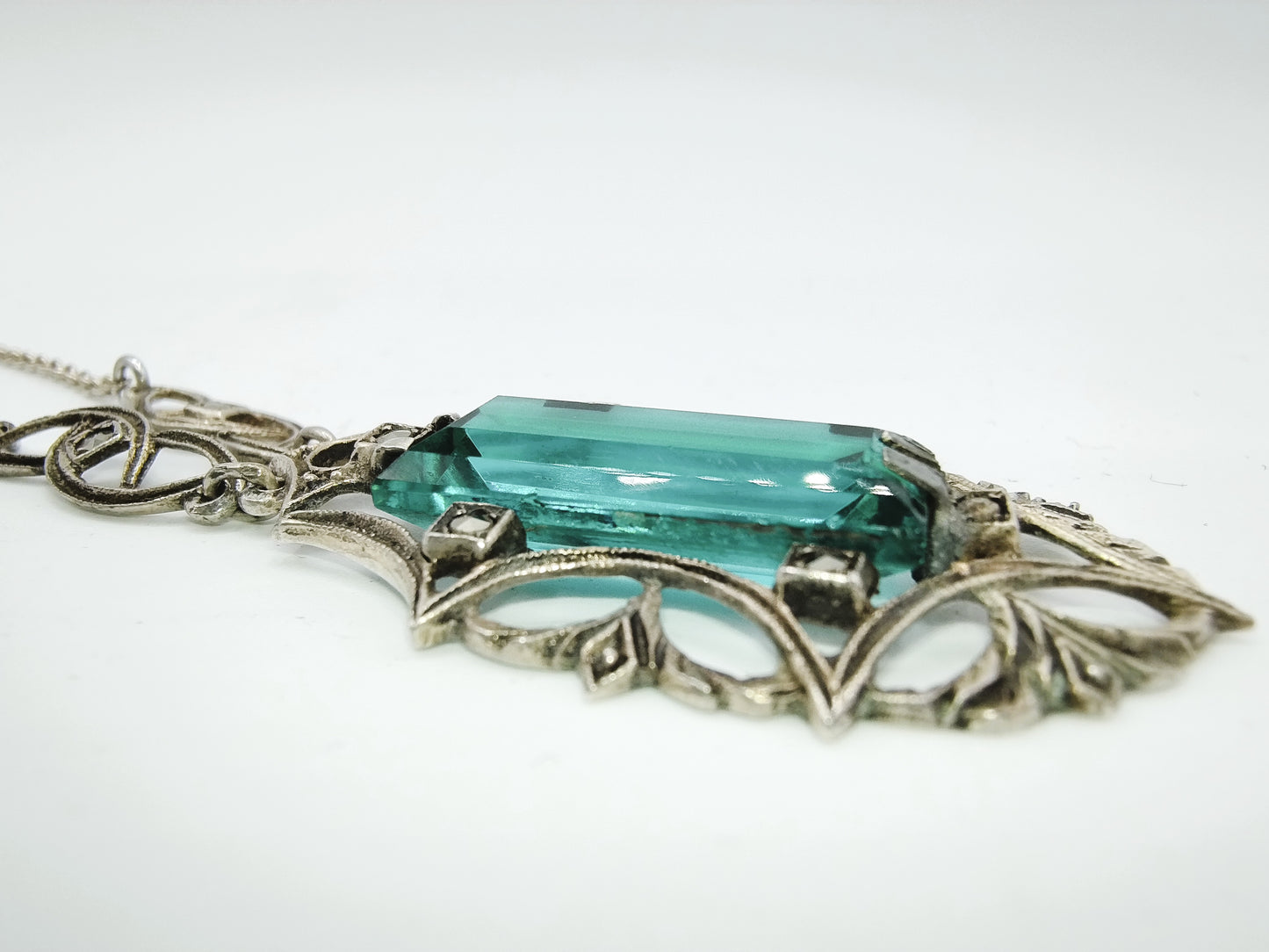 Silver necklace with green stone in art deco pendant, 44.5 cm.