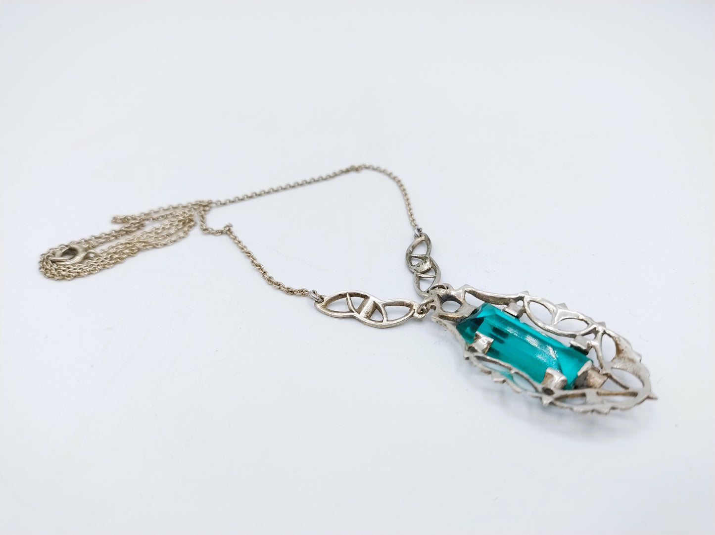 Silver necklace with green stone in art deco pendant, 44.5 cm.