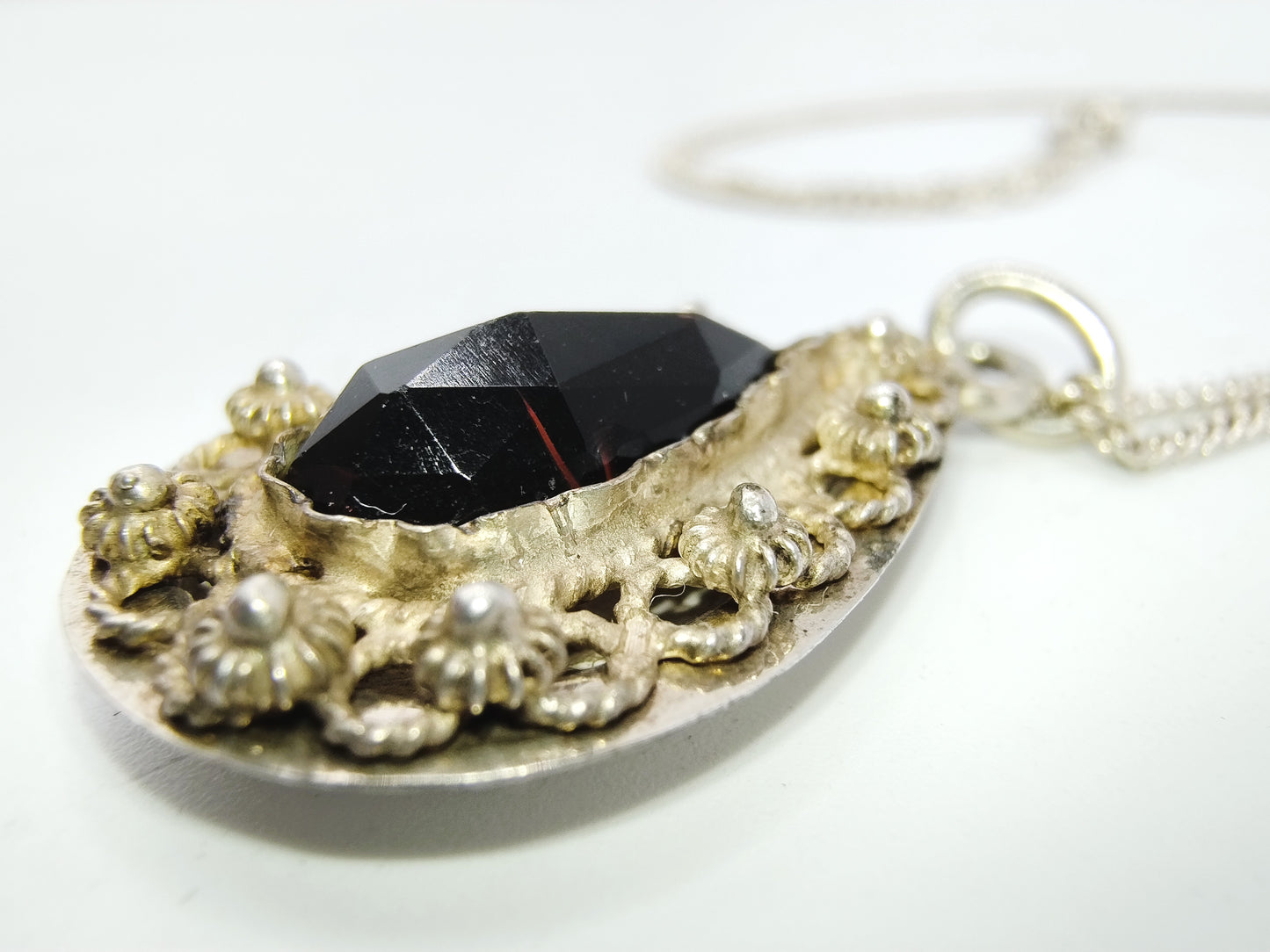 Silver gourmet necklace with silver mourning pendant, 43.5 cm.