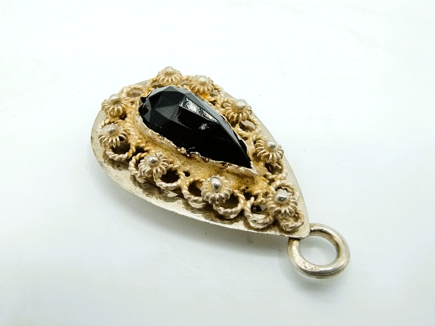Silver mourning pendant with jet