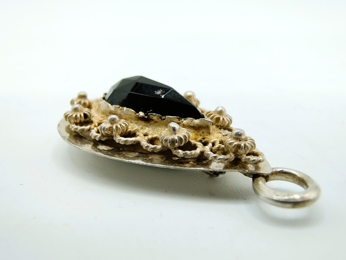 Silver mourning pendant with jet