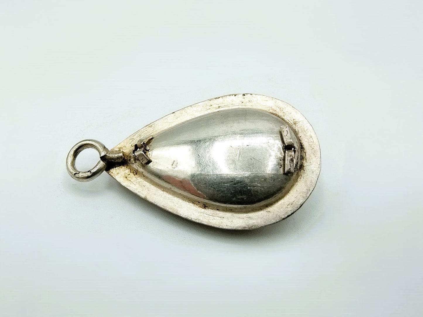 Silver mourning pendant with jet