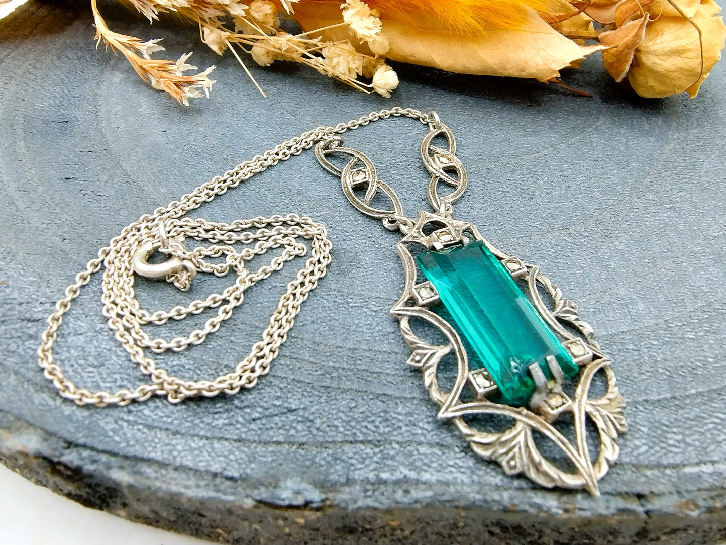Silver necklace with green stone in art deco pendant, 44.5 cm.