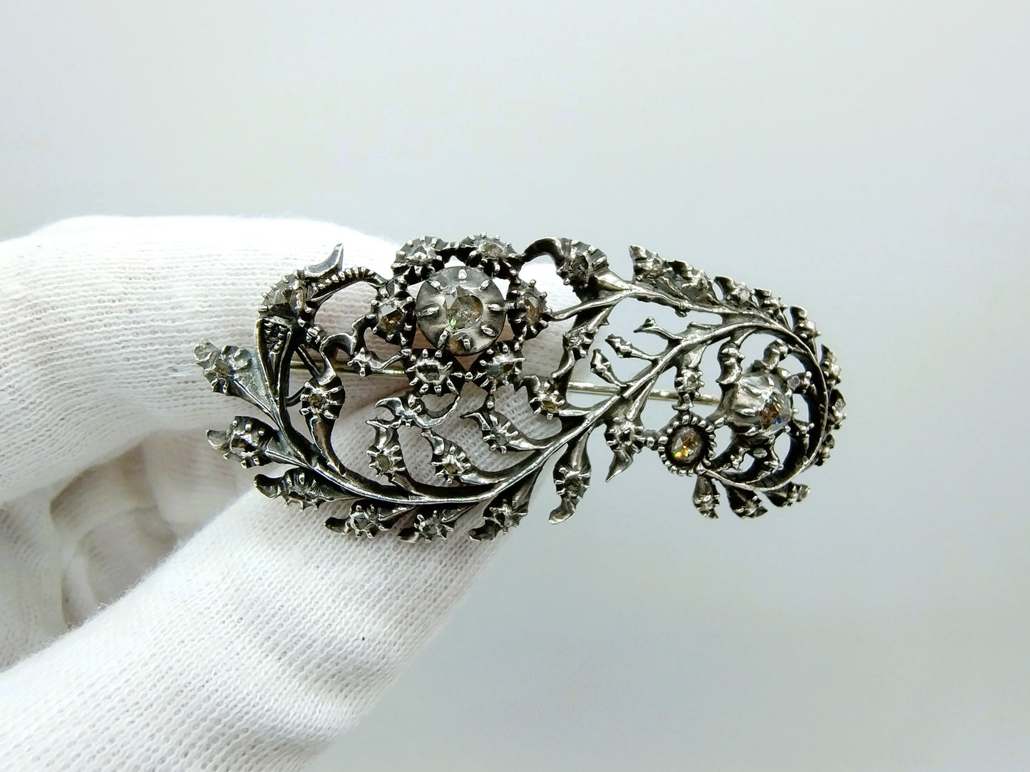 Silver feather brooch set with 19 rose diamonds, 19th century
