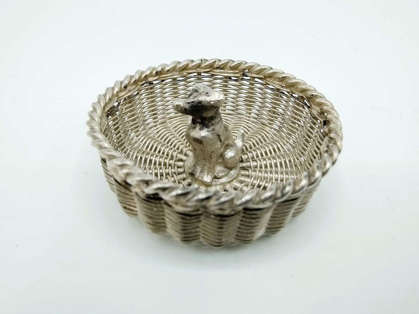 Zilveren miniatuur, Hond in mand, 19e eeuws