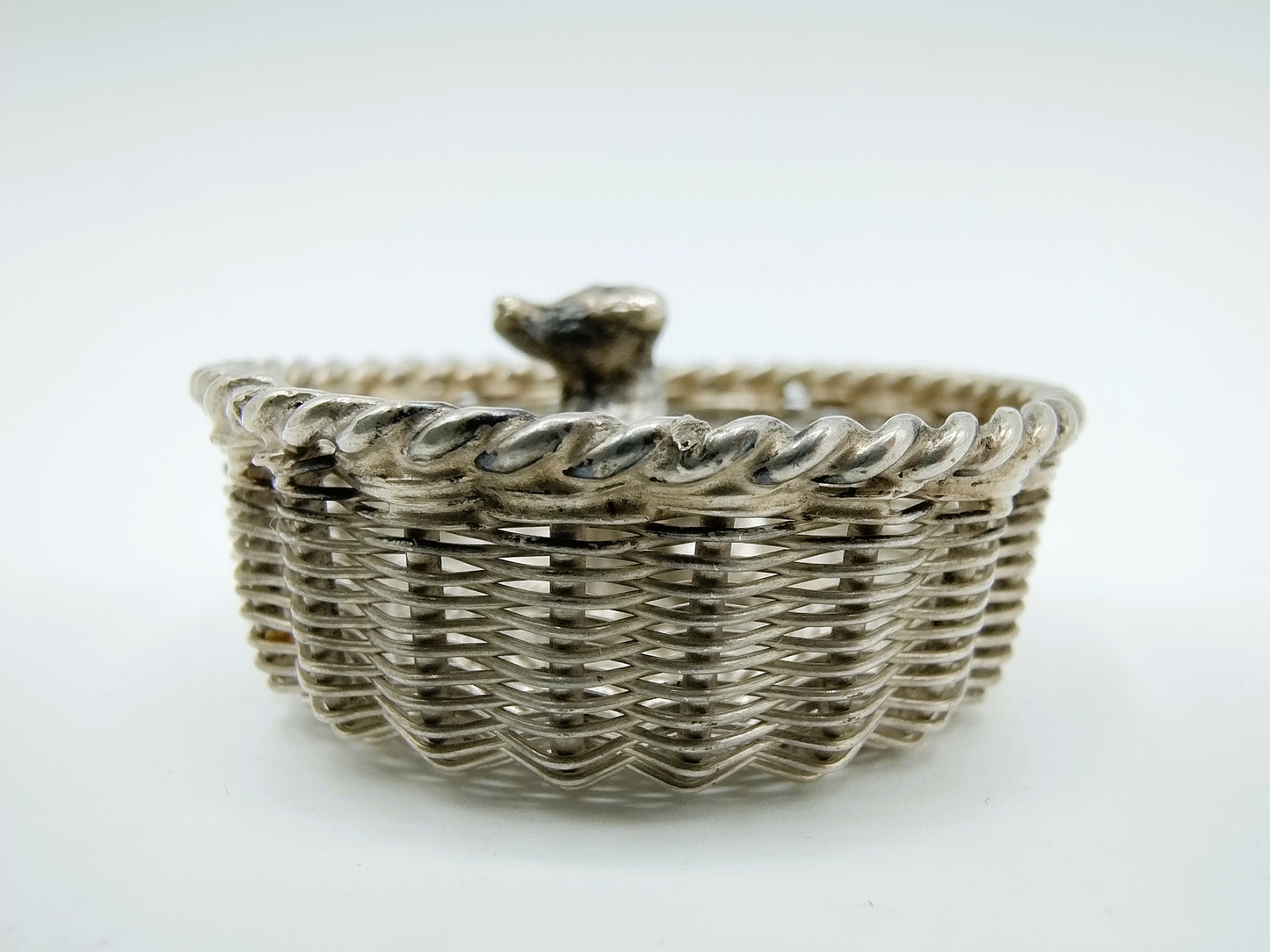Zilveren miniatuur, Hond in mand, 19e eeuws
