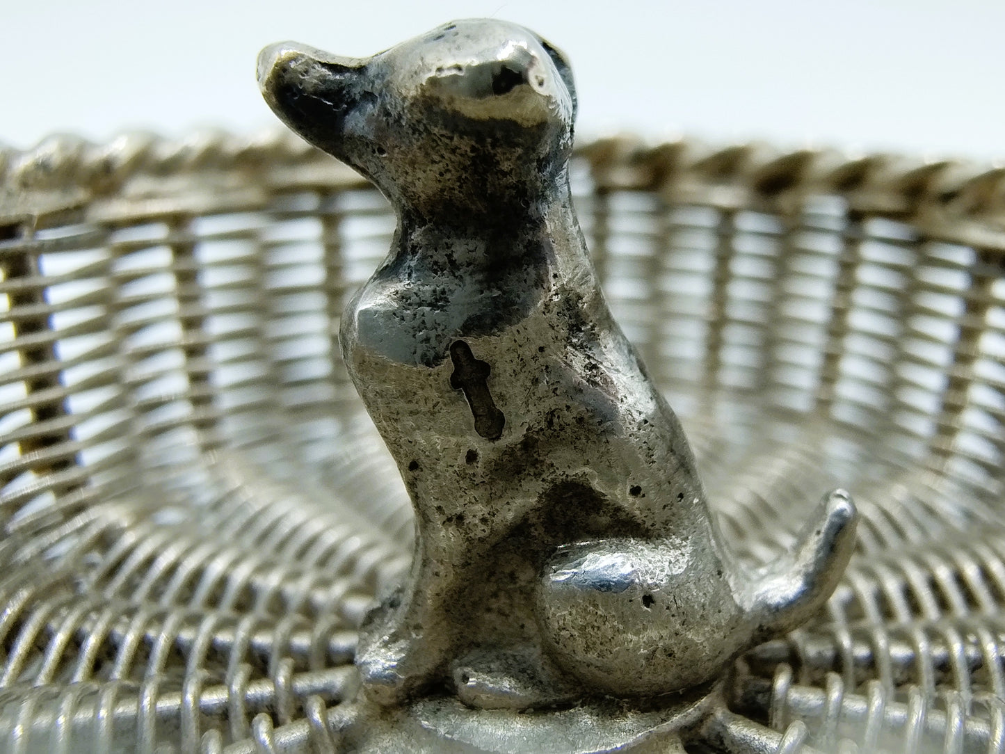 Zilveren miniatuur, Hond in mand, 19e eeuws