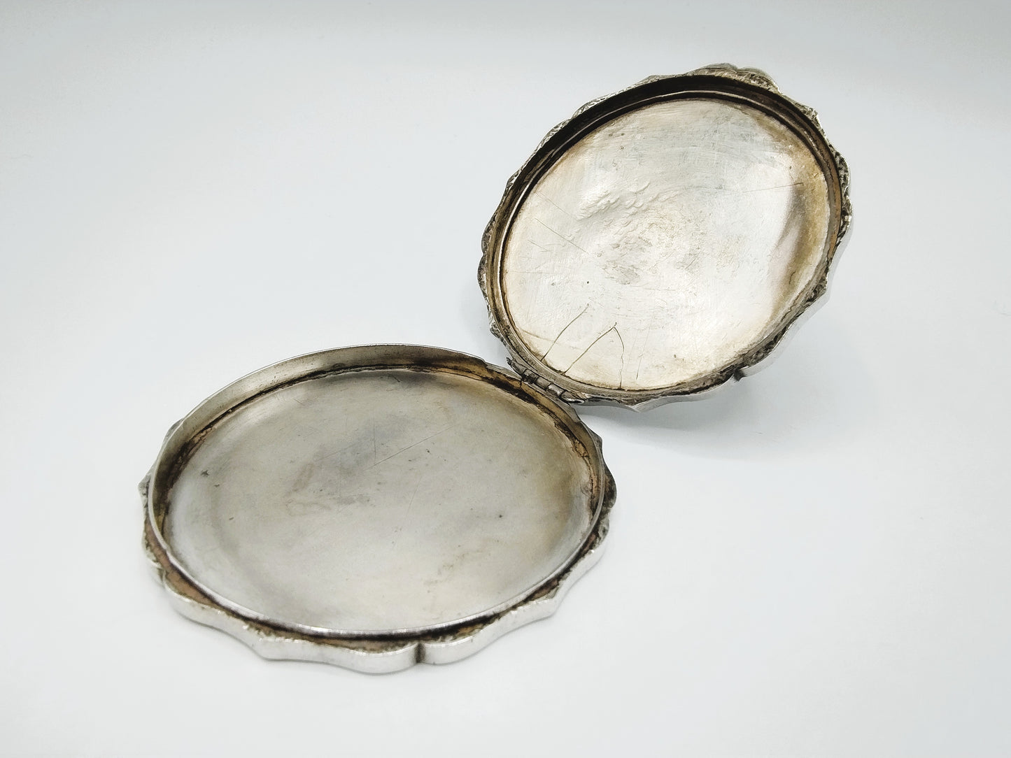 Silberne Puderdose, 835
