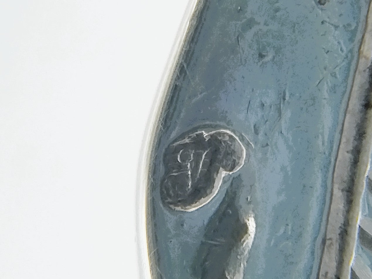 Silberne Puderdose, 835