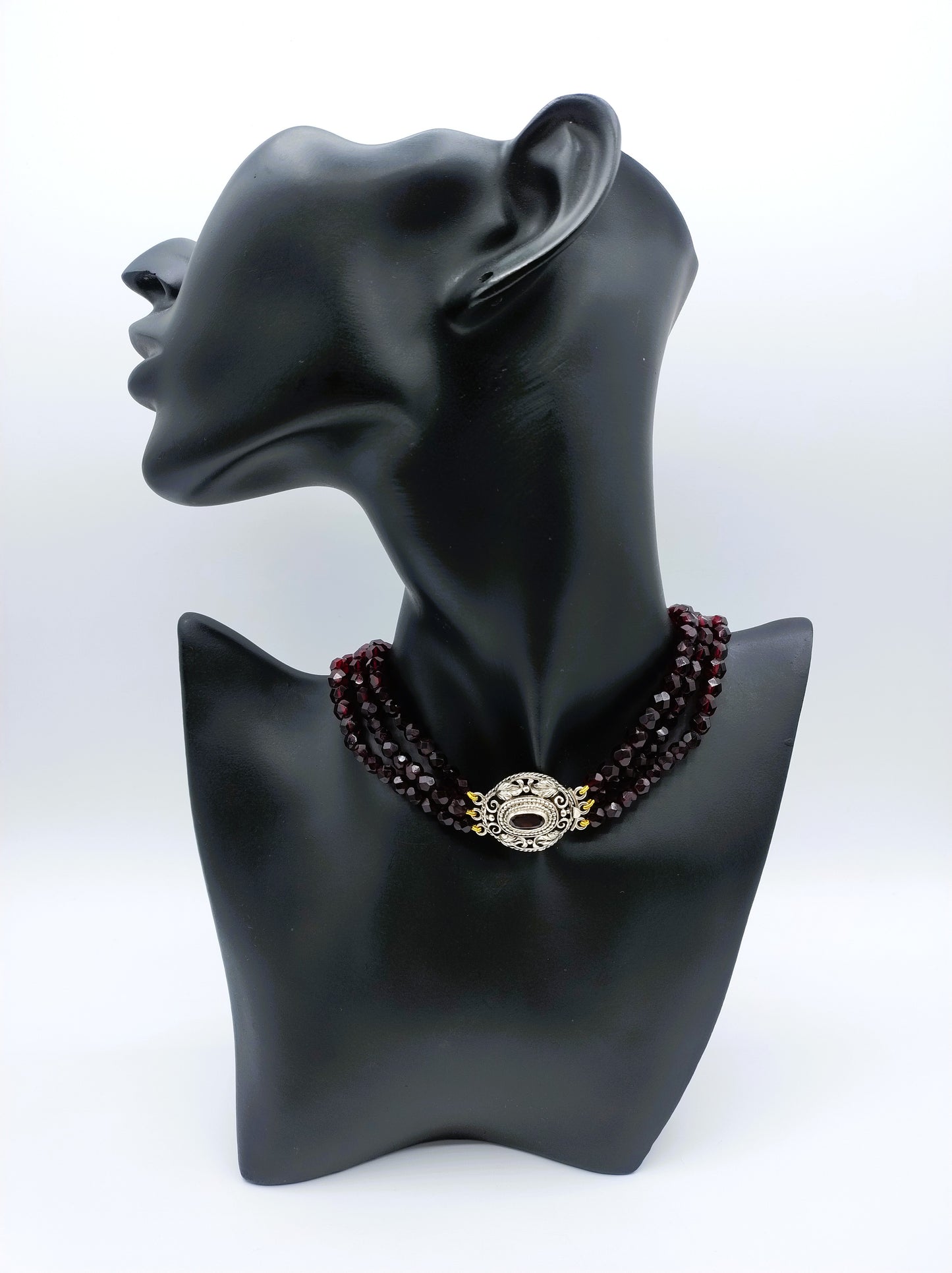 Glass grenade necklace with silver clasp, 33 cm.