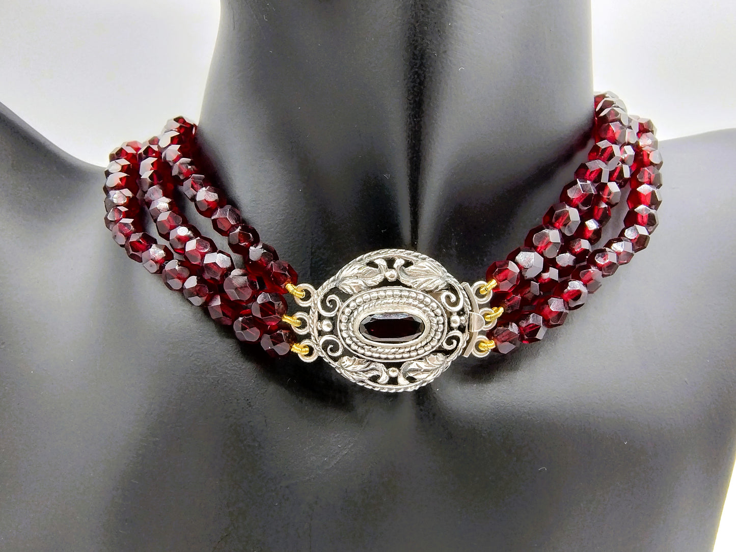 Glass grenade necklace with silver clasp, 33 cm.