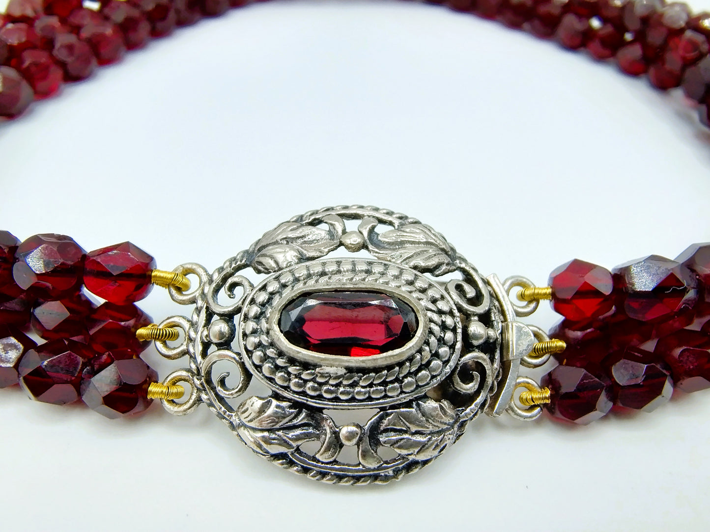 Glass grenade necklace with silver clasp, 33 cm.