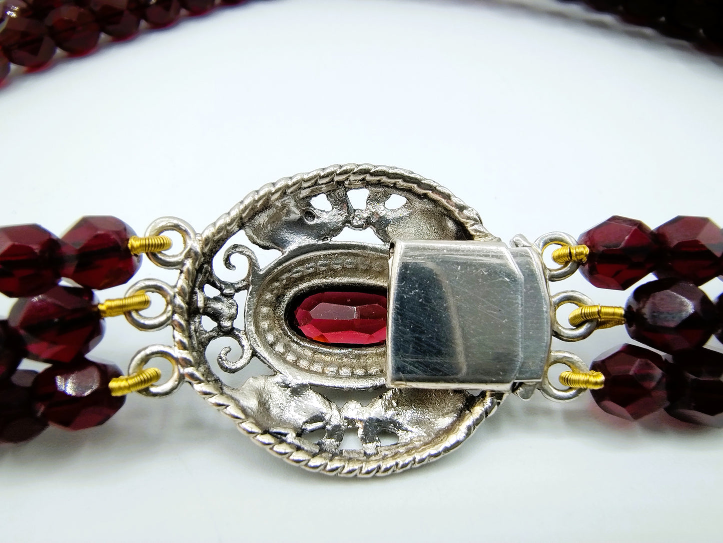 Glass grenade necklace with silver clasp, 33 cm.