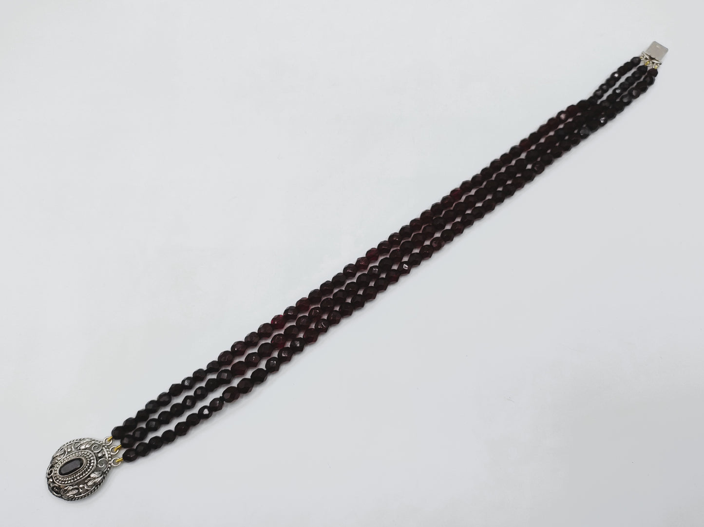 Glass grenade necklace with silver clasp, 33 cm.