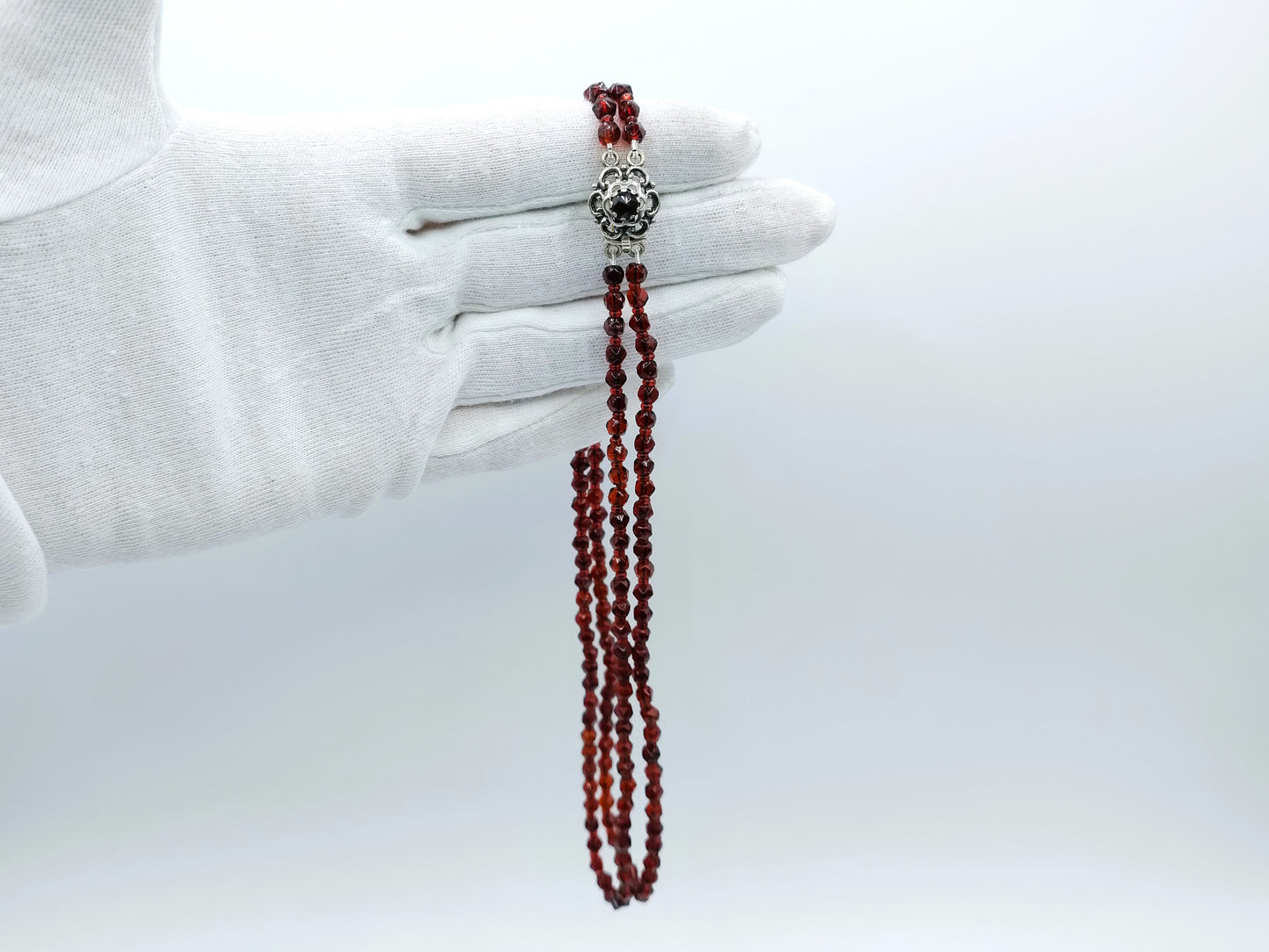 Glass grenade necklace with silver clasp, 42 cm