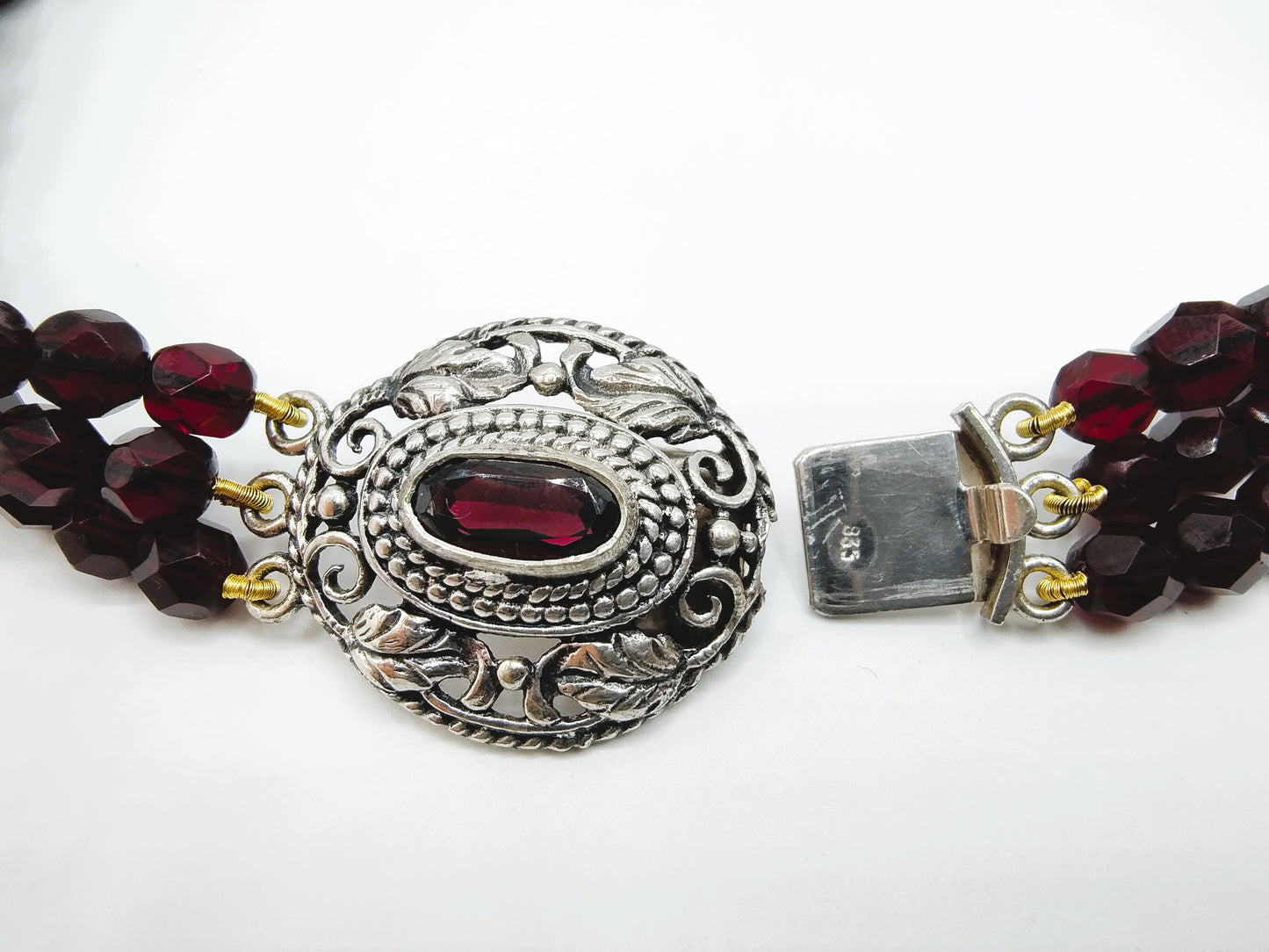 Glass grenade necklace with silver clasp, 33 cm.