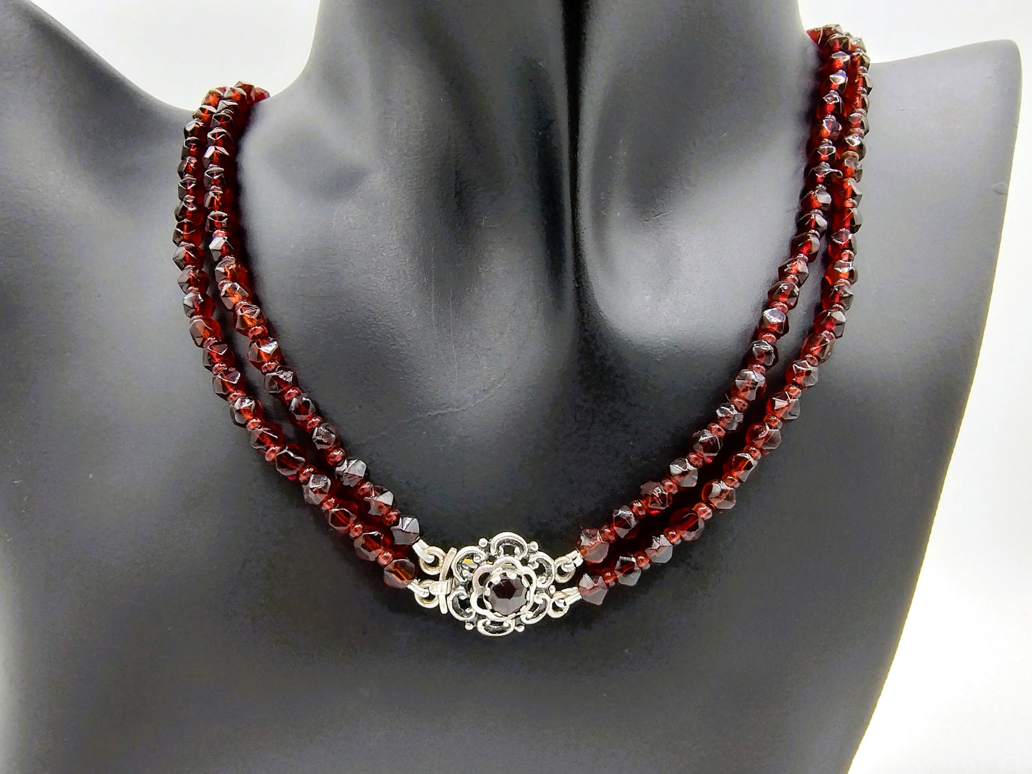 Glass grenade necklace with silver clasp, 42 cm