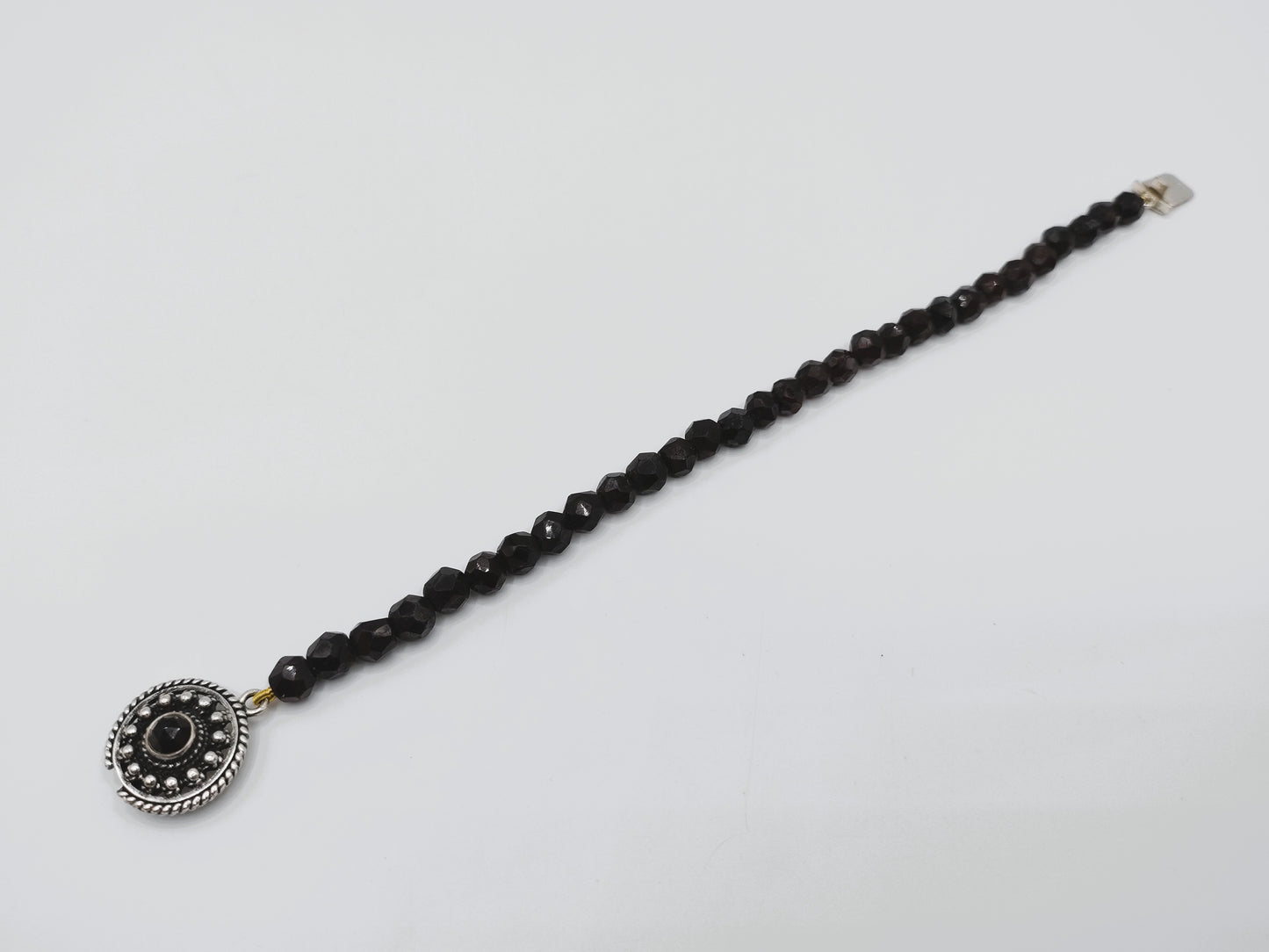 Granatarmband mit Silberverschluss, 18 cm.