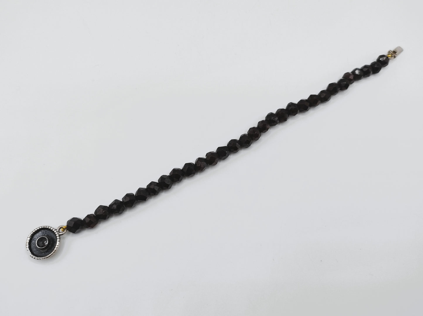 Granatarmband mit Silberverschluss, 18 cm.