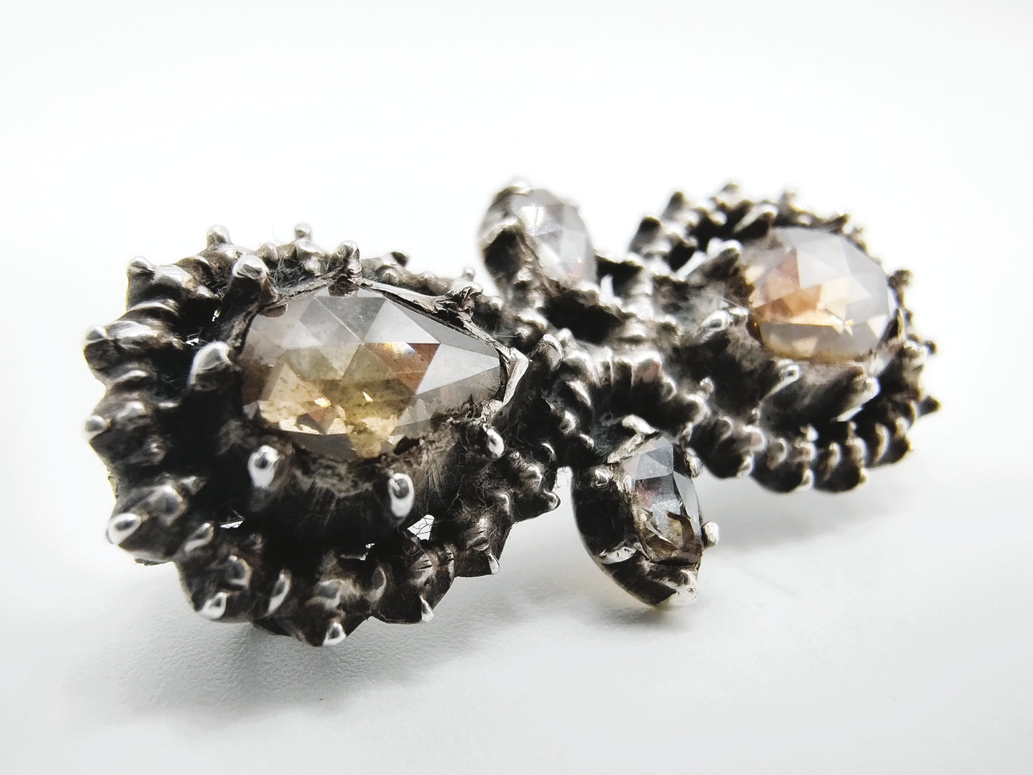 Gold/silver brooch set with rose diamonds (approx. 2.00 ct)