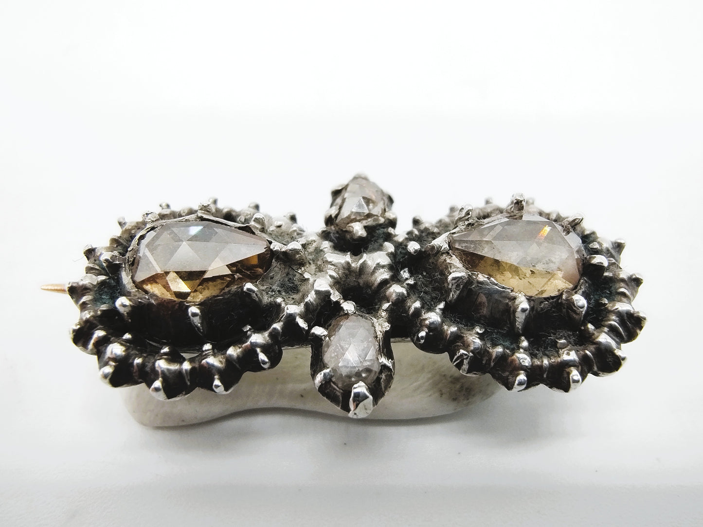 Gold/silver brooch set with rose diamonds (approx. 2.00 ct)