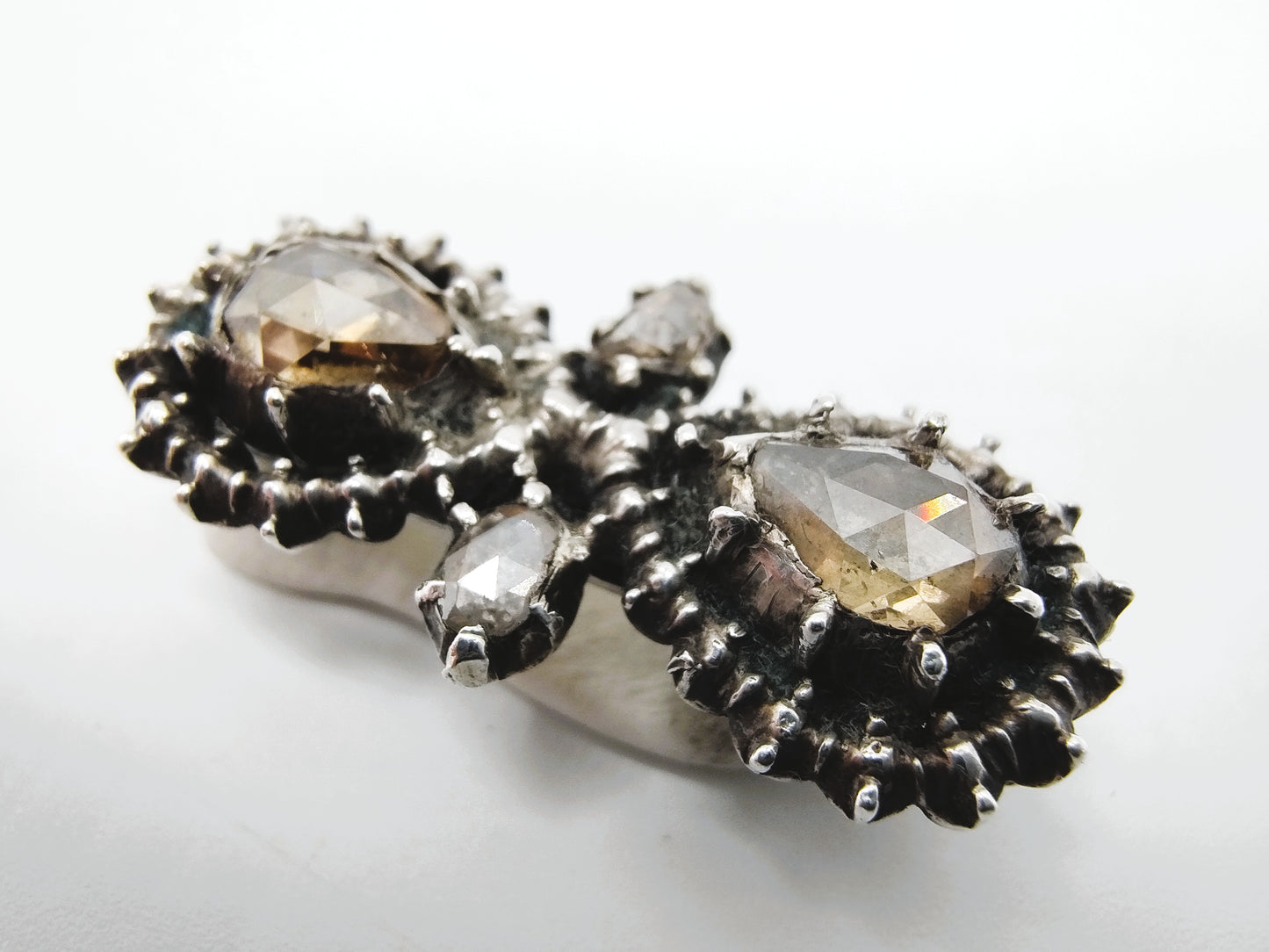 Gold/silver brooch set with rose diamonds (approx. 2.00 ct)