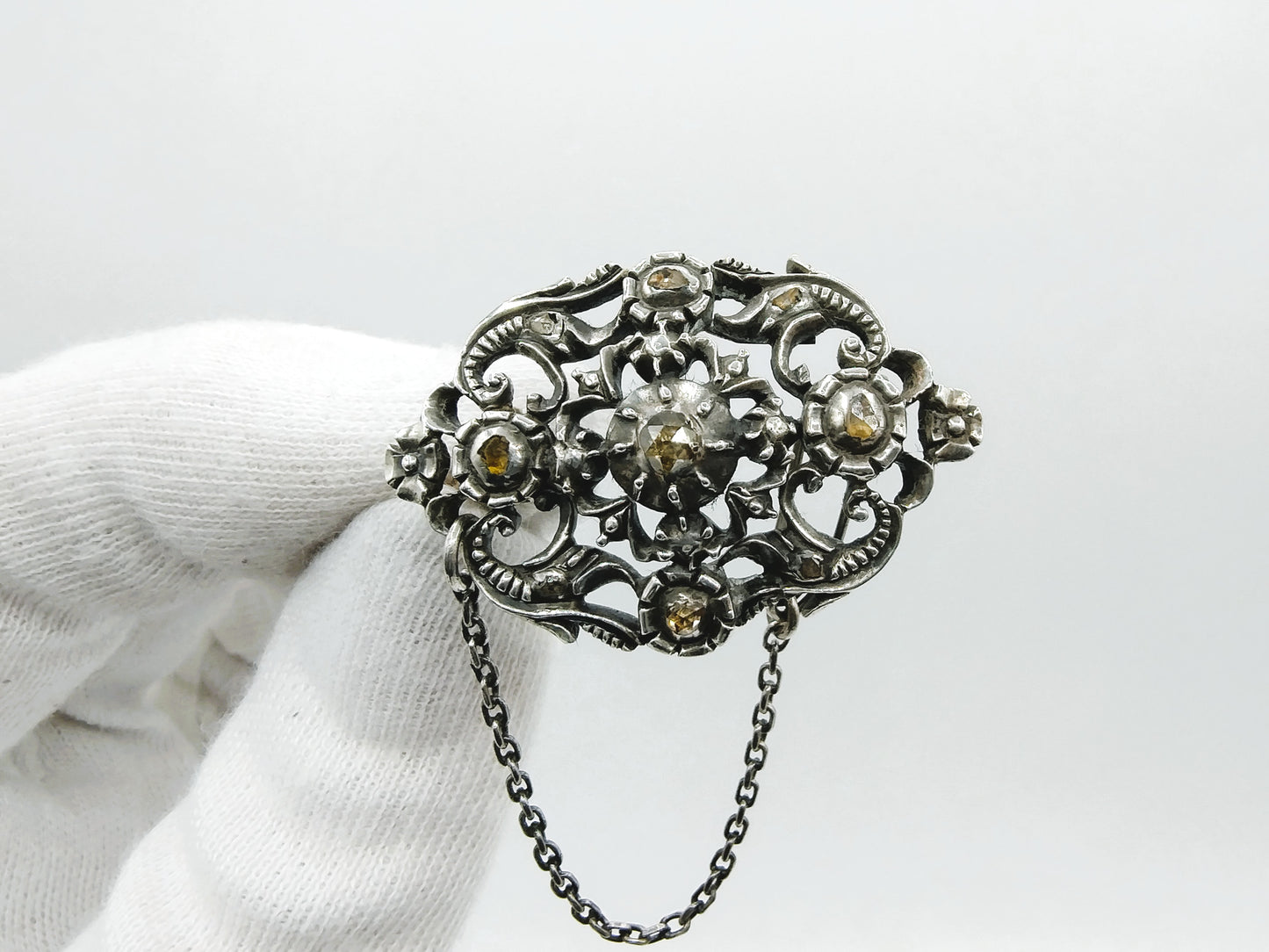 Silver/gold brooch set with 9 rose diamonds, 19th century