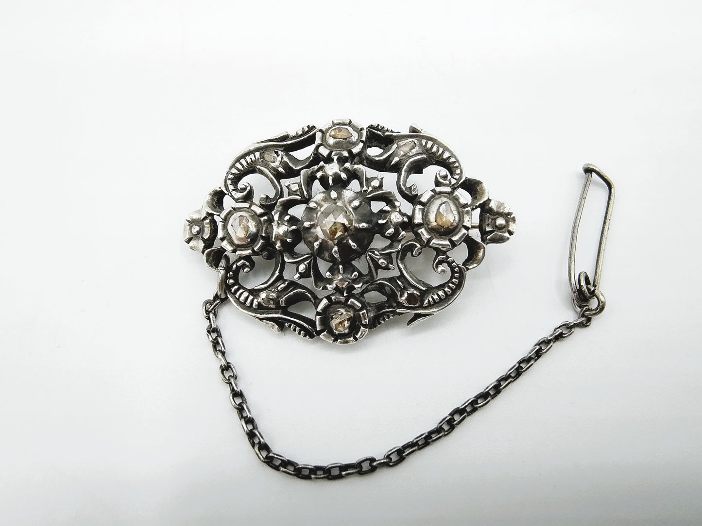 Silver/gold brooch set with 9 rose diamonds, 19th century
